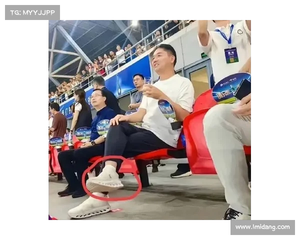 刘强东回宿迁视察与网友合影 章泽天伦敦练网球展现少女气质 刘强东回宿迁视察与网友合影 章泽天伦敦练网球展现少女气质